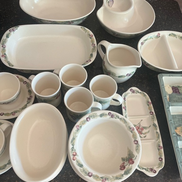 Pfaltzgraff Jamberry Round Gravy Boat Retired 2006 made in USA - Picture 9 of 10